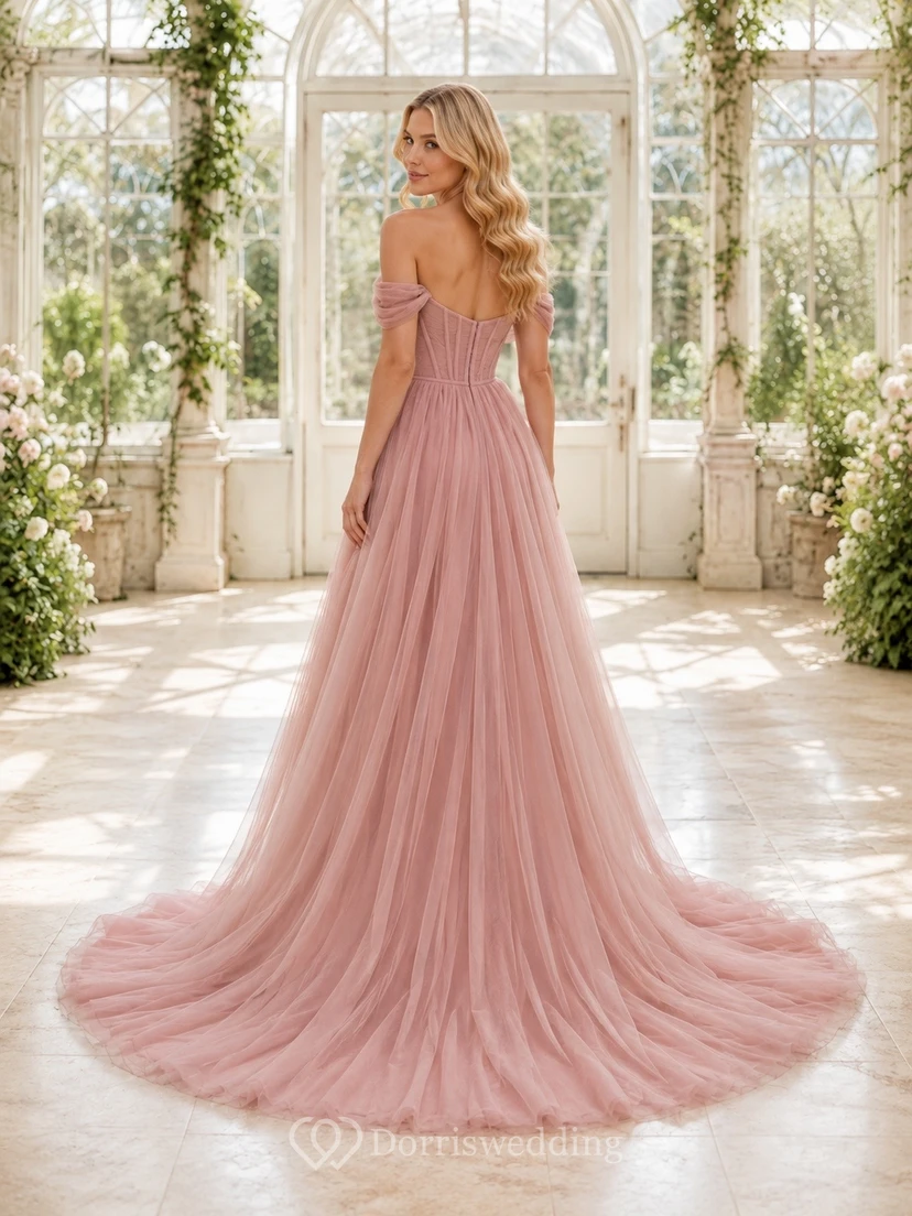 Vestido de novia de tul color rosa empolvado con mangas cortas, hombros descubiertos, corte en A y cola. view 2