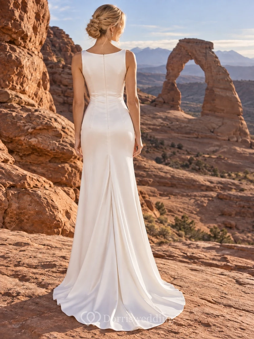 Vestido de novia sencillo de satén drapeado hasta el suelo, sin mangas y con escote joya. view 2