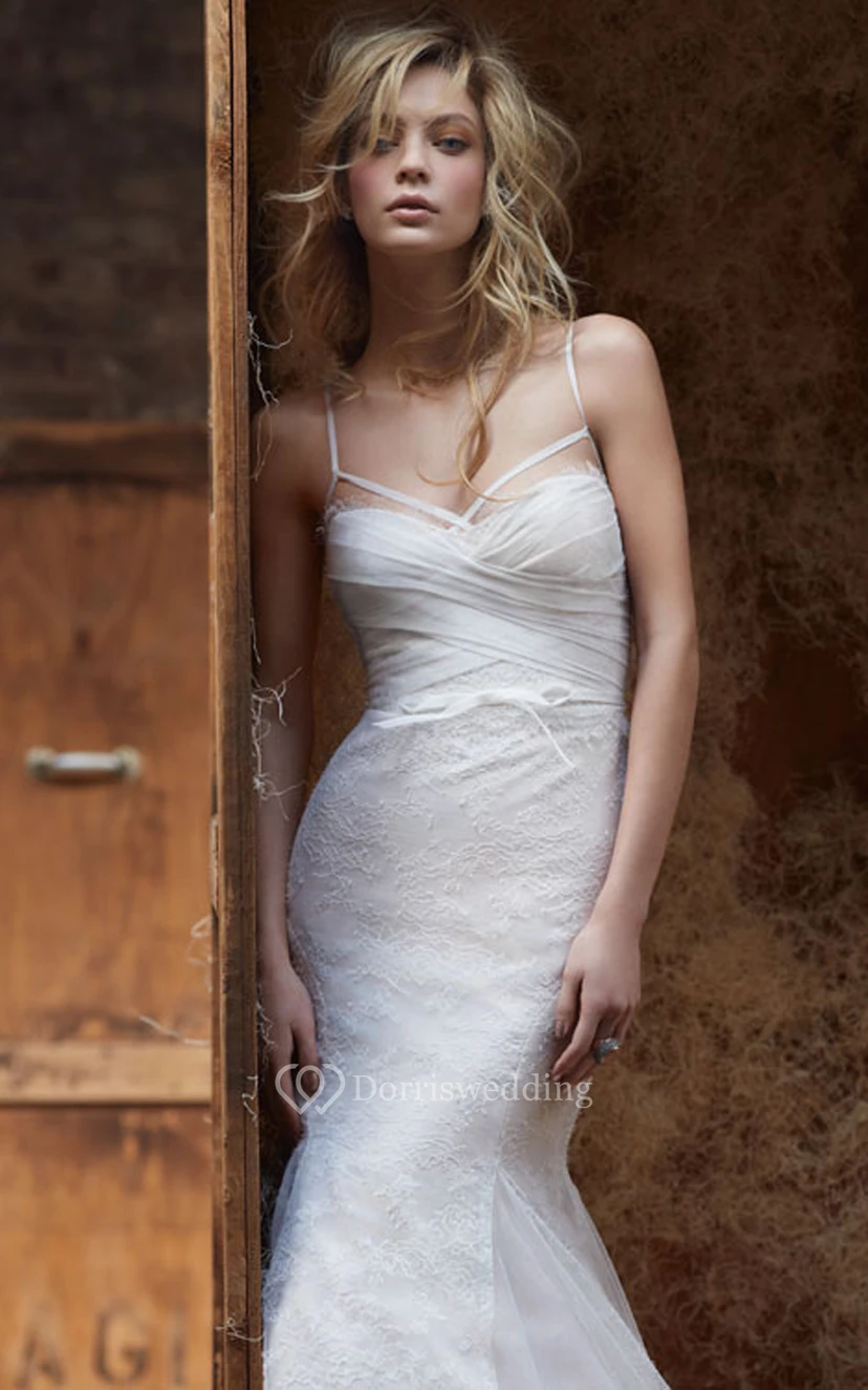 Precioso vestido de tirantes finos de encaje, corte entallado y falda acampanada, con lazo y corpiño fruncido. view 3