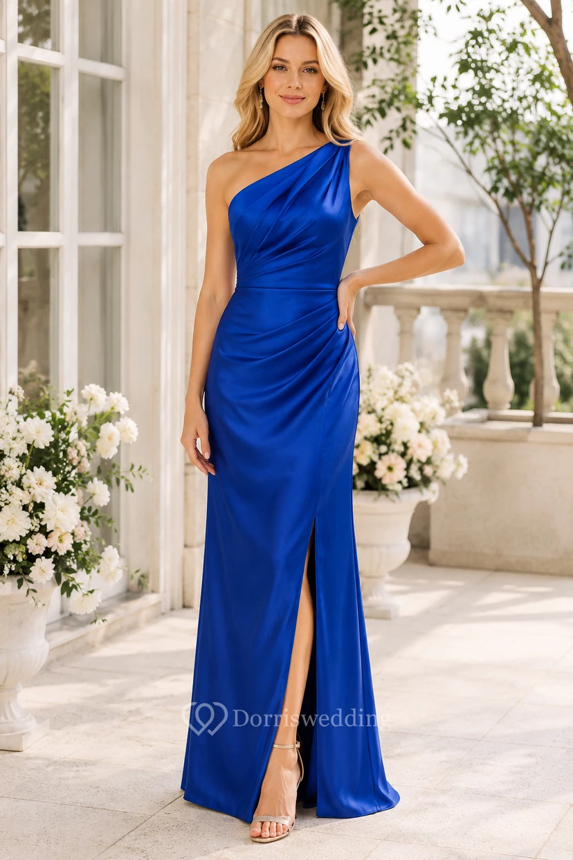 Vestido de noche azul marino de satén, corte recto, un solo hombro, sin mangas, con abertura y largo hasta el suelo.