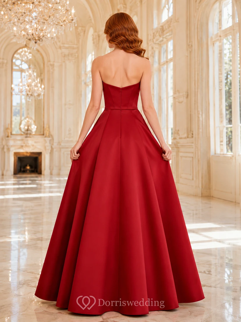 Vestido de gala rojo de satén sin tirantes con corte en A view 2