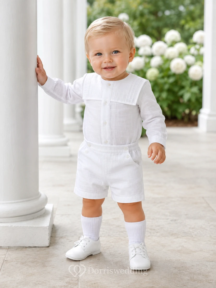 Modernes weißes Baby-Jungen-Shorts-Outfit mit asymmetrischen Ärmeln und Abnähern