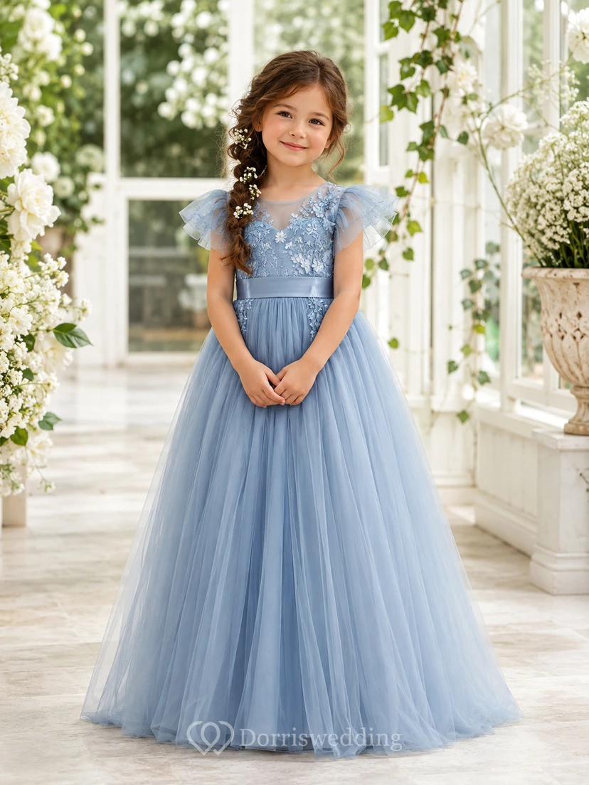 Robe longue bleu acier élégante pour demoiselle d'honneur, coupe trapèze, en tulle et dentelle, col bijou, manches pétales et applications.