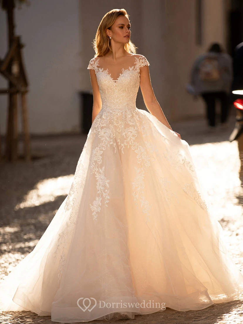 Romantisches champagnerfarbenes A-Linien-Brautkleid aus Spitze mit kurzen Ärmeln und V-Ausschnitt