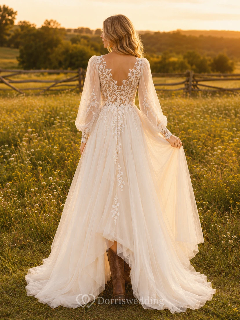 Robe de mariée bohème de maternité, coupe trapèze, bustier en dentelle épaules dénudées et traîne. view 2