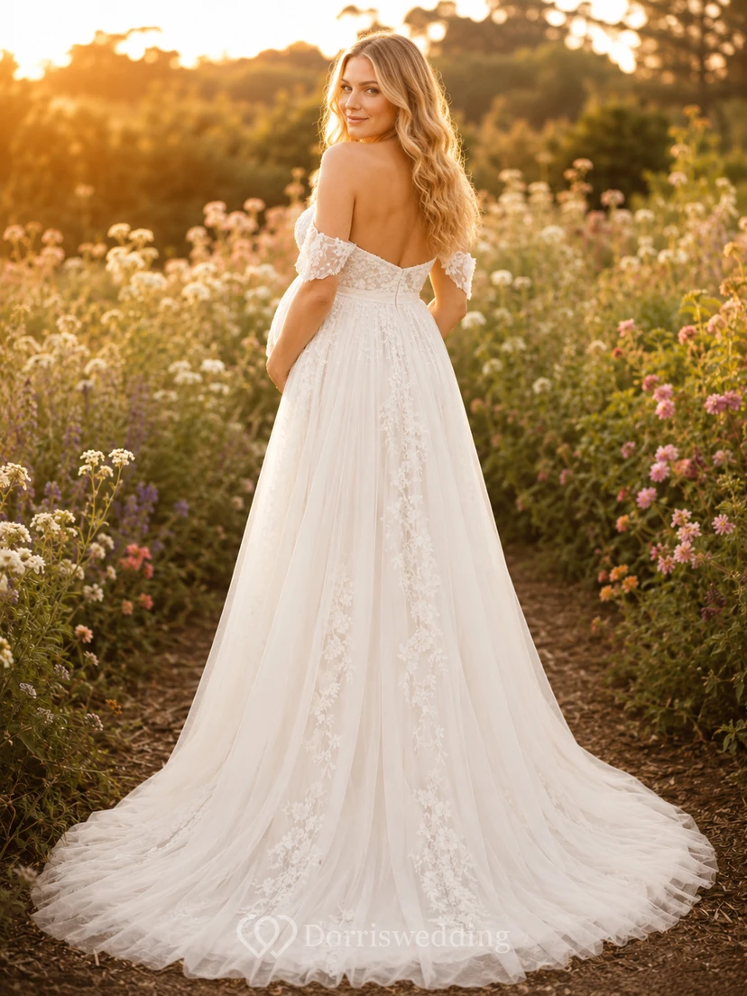 Robe de mariée de maternité épaules dénudées en dentelle et tulle, coupe trapèze, style jardin, avec traîne appliquée view 2