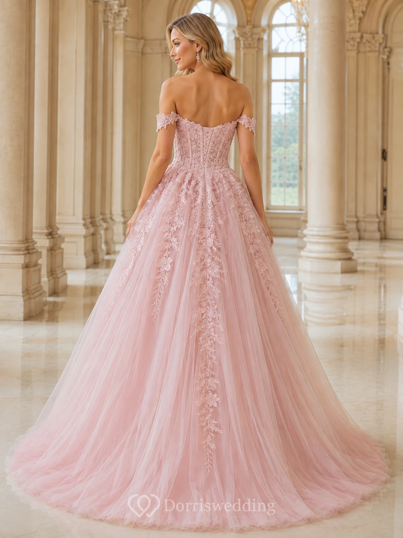 Vestido de quinceañera largo hasta el suelo, color rosa empolvado, con escote corazón, apliques de encaje, pedrería, cierre de cordones y espalda tipo corsé. view 2