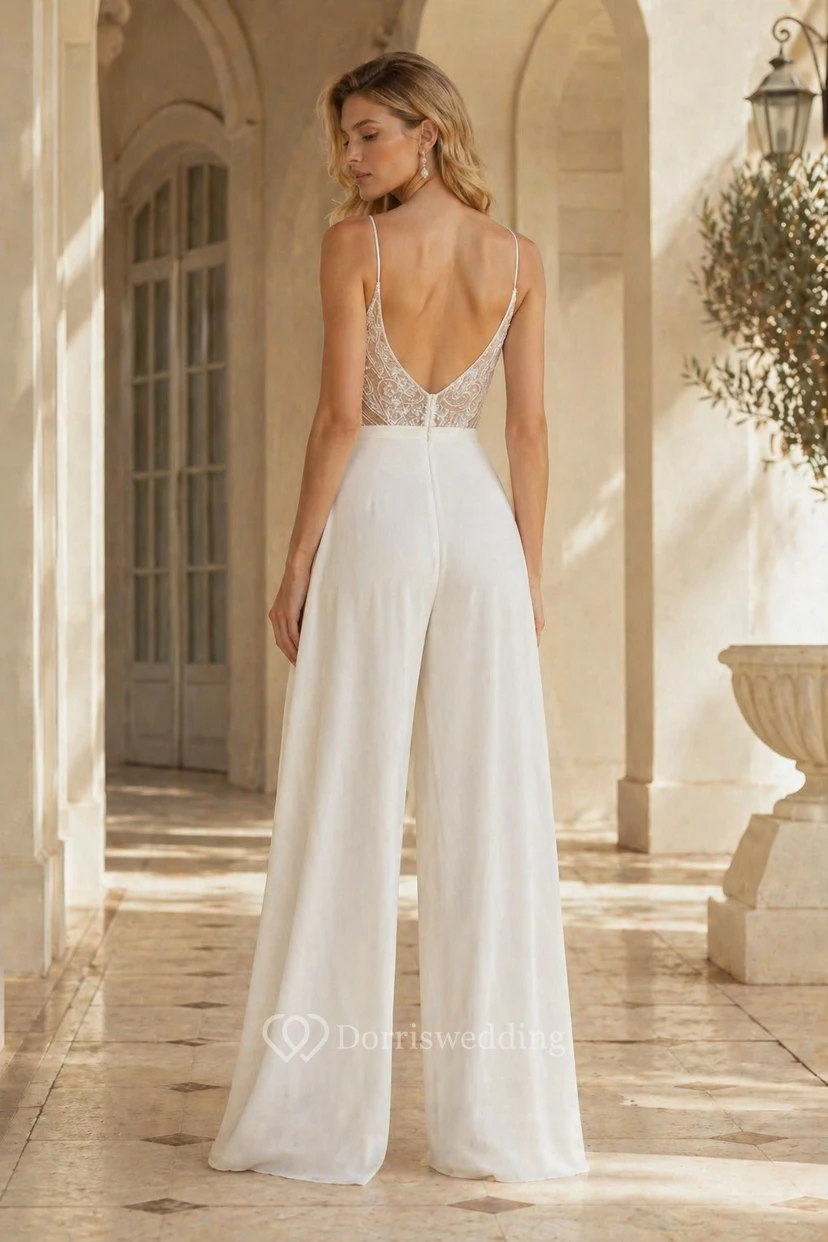 Mono de novia glamuroso con corpiño de cuentas, tirantes finos y pernera ancha. view 2