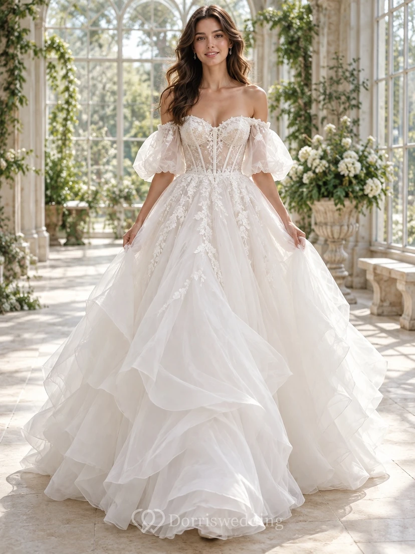 Romantisches, bodenlanges Ballkleid aus Organza mit floralem Oberteil, schulterfreiem Oberteil, kurzen Ärmeln und Stufenrock