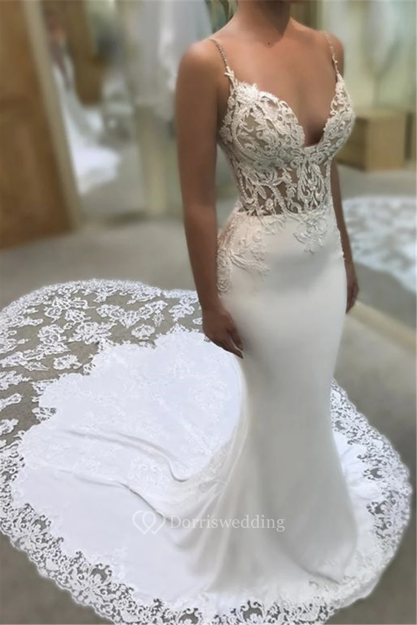 Robe de mariée sexy en dentelle spaghetti décolletée avec traîne cathédrale