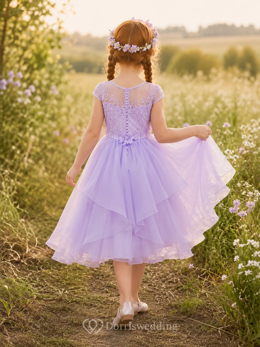 Robe mi-longue en organza lilas à manches courtes en dentelle et dentelle, ornée de volants en cascade, idéale pour une petite fille d'honneur. view 2
