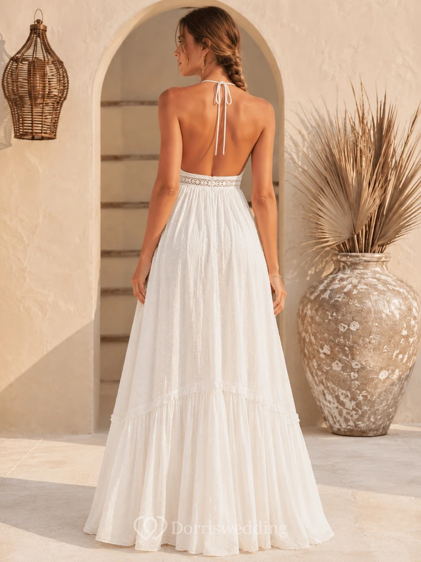 Robe de mariée bohème dos nu en mousseline et dentelle, col montant et décolleté licou, idéale pour la plage view 2