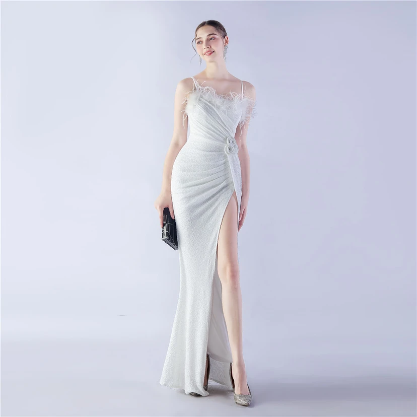 Vestido de noche de alta gama para bodas, con flores y detalles de plumas de avestruz. view 77