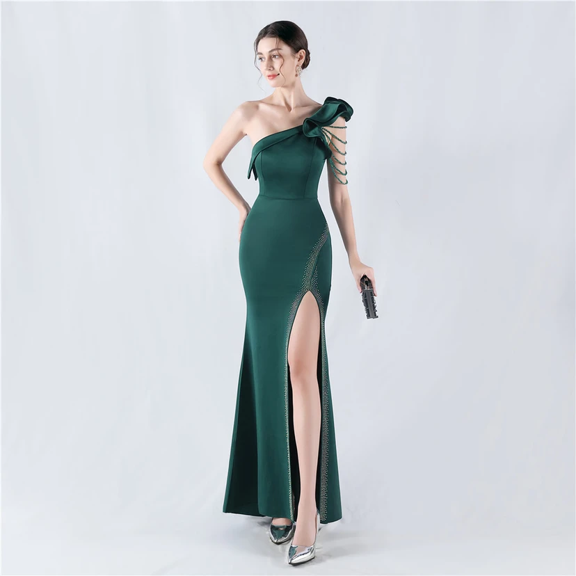 Vestido de noche con cuello oblicuo, hombros con estampado de hojas de loto, bordado artesanal y diamantes, ideal para la celebración de la reunión anual. view 14