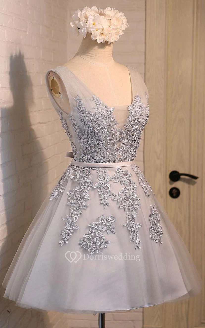 Kurzes Kleid aus Tüllspitze mit V-Ausschnitt, Schleife, Perlenapplikationen und V-Ausschnitt view 2