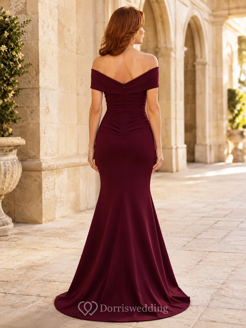 Burgunderrotes, luxuriöses, bodenlanges Meerjungfrauen-Brautmutterkleid aus Satin mit schulterfreiem, gekreuztem Oberteil, geraffter Taille und Schleppe. view 2
