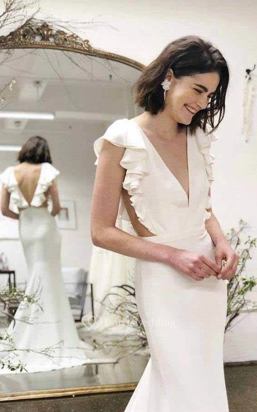 Vestido de novia sencillo de corte recto con escote pronunciado y caída en cascada.