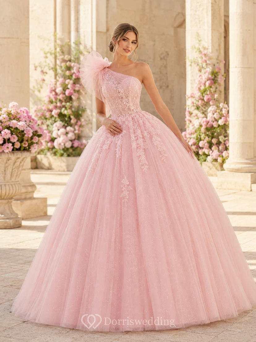 Vestido de gala largo hasta el suelo de tul con encaje floral y plumas, color rosa rubor, estilo princesa, de un solo hombro, ideal para quinceañeras o graduaciones.
