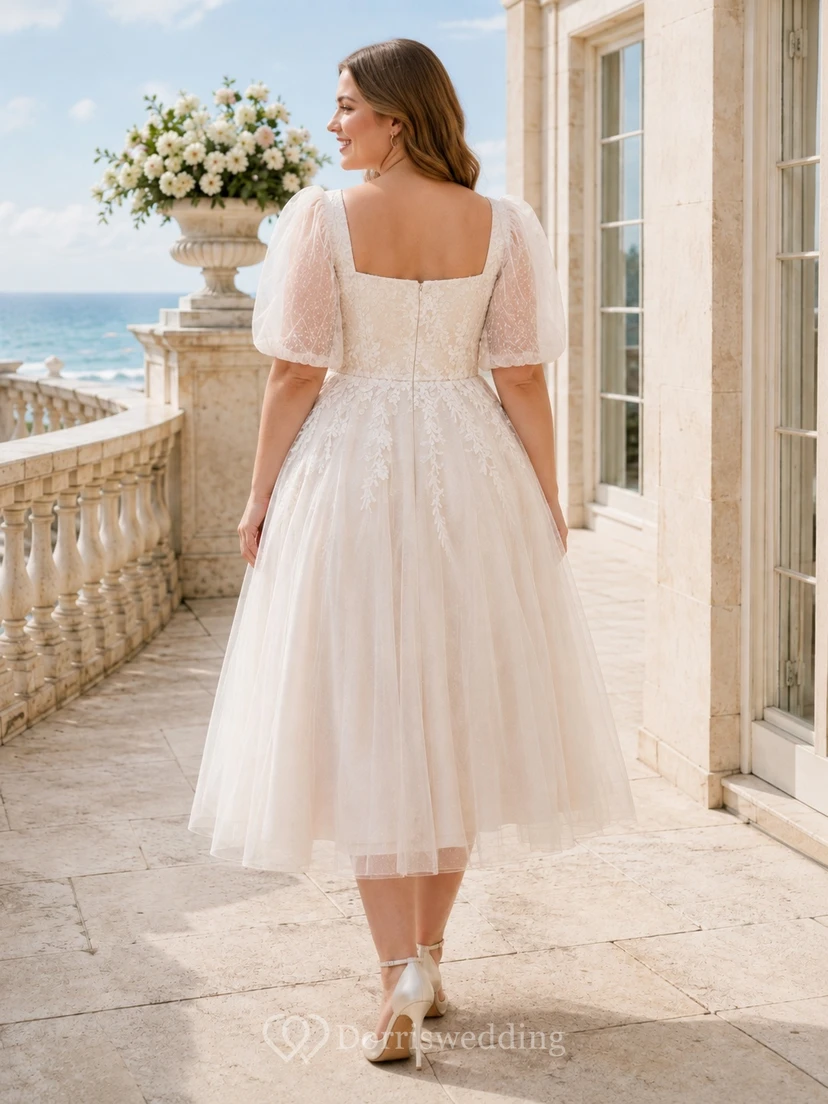 Elegantes, wadenlanges, romantisches A-Linien-Brautkleid aus Tüll in großen Größen mit eckigem Ausschnitt, Puffärmeln und Teelänge. view 2