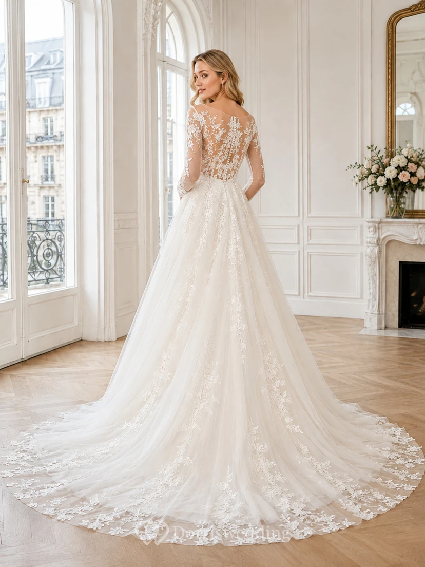 Robe de mariée champêtre en dentelle sculptée et tulle, col V, manches longues, coupe trapèze, traîne chapelle, applications florales. view 2