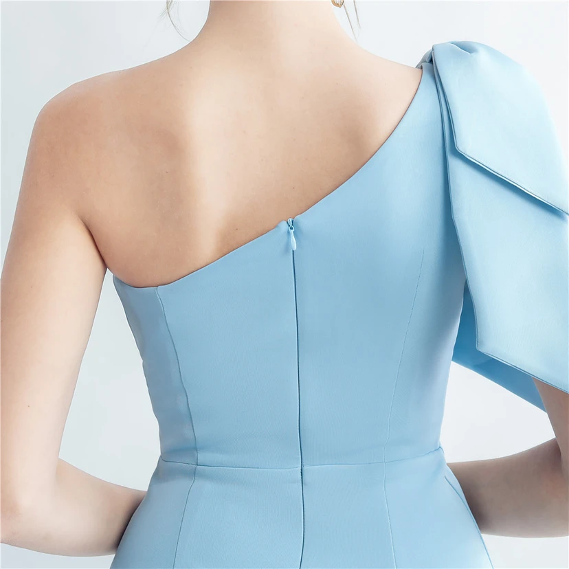 Elegantes Abendkleid aus Spitze mit Strassbesatz, Perlenverzierungen, schräger Schulterpartie, römischem Kragen und Seitenschlitz view 24