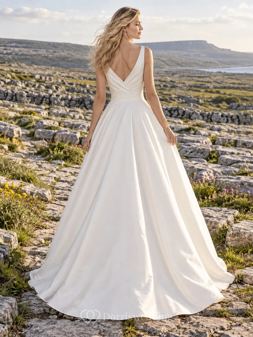 Vestido de novia sencillo de corte A con escote en V y sin mangas, de tafetán fruncido. view 2