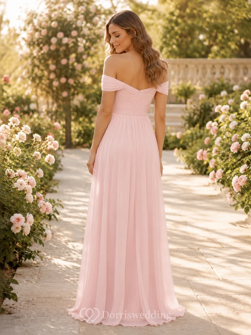 Robe longue fendue en mousseline rose poudré, épaules dénudées, manches courtes, coupe trapèze, longueur au sol. view 2