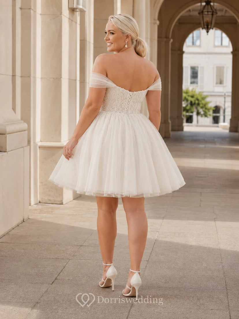Robe de mariée romantique grande taille à épaules dénudées, manches courtes, en tulle, coupe trapèze, mini, style court, idéale pour une cérémonie civile. view 2