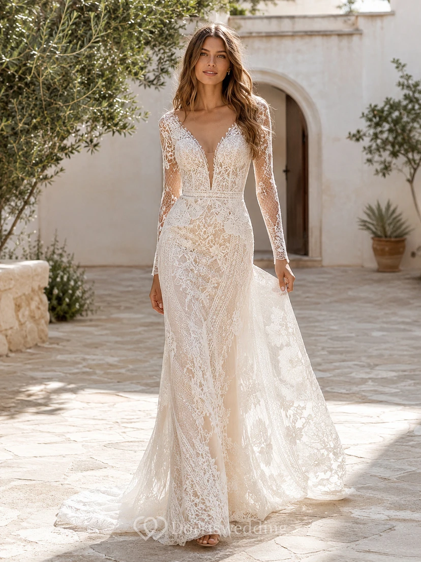 Robe de mariée sirène luxueuse en dentelle florale à col V, manches longues et col V, avec traîne balayée.