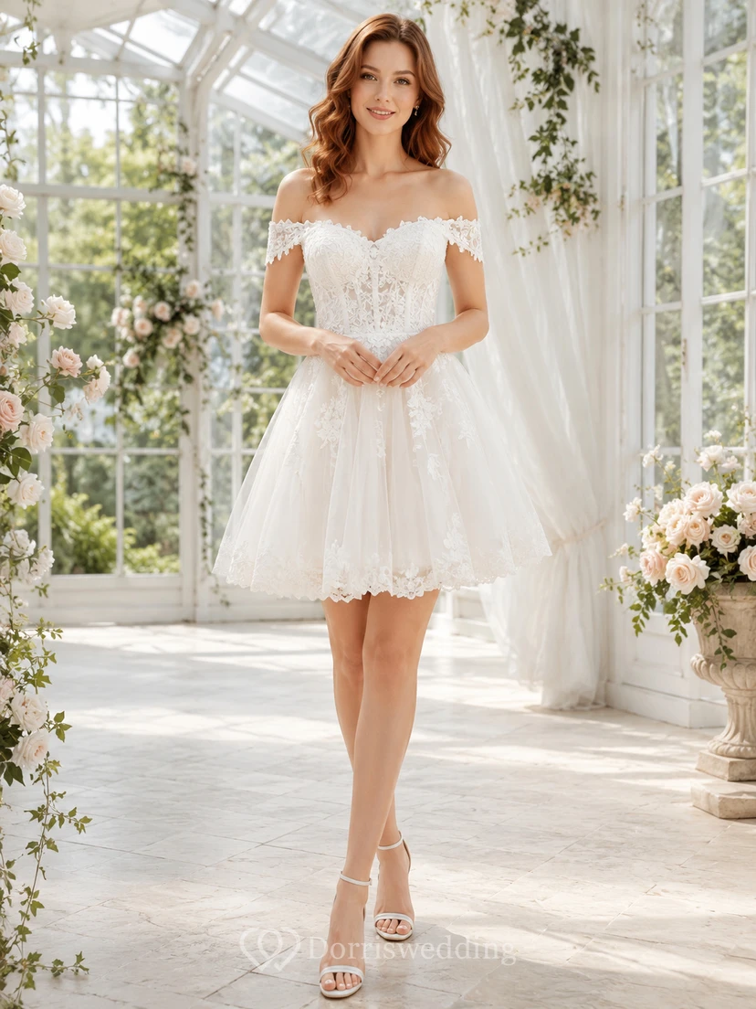 Vestido de novia romántico corto con escote corazón, encaje y tul, ideal para una escapada romántica al jardín.