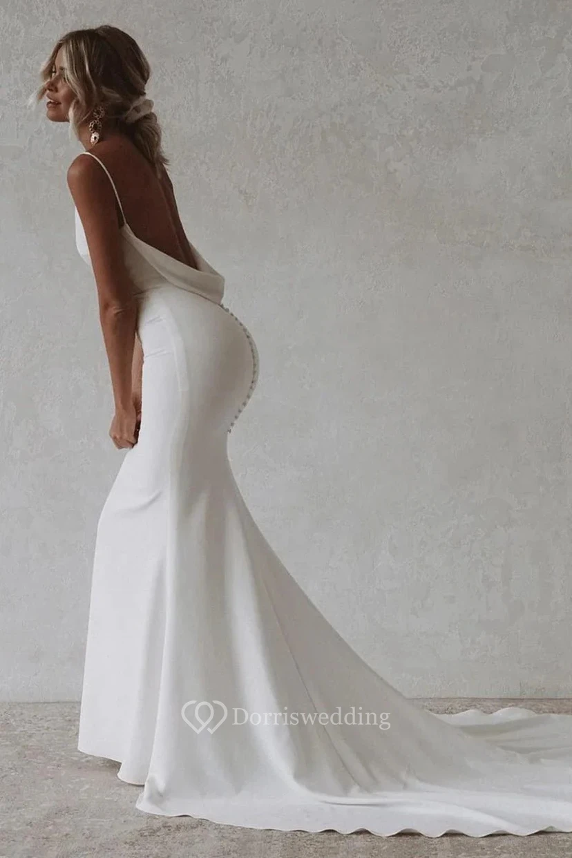 Robe de mariée fourreau blanche à décolleté en V profond view 6