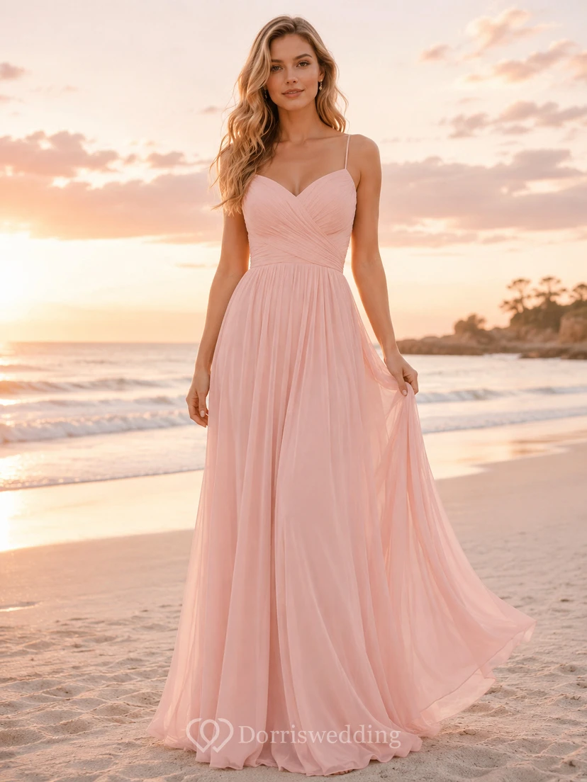 Robe de plage maxi en mousseline rose poudré à fines bretelles et décolleté cœur