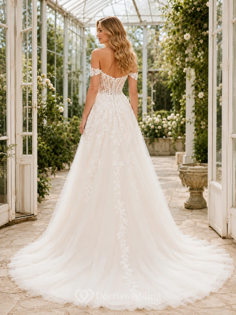Robe de mariée en dentelle et tulle, coupe trapèze, épaules dénudées, manches courtes et traîne. view 2