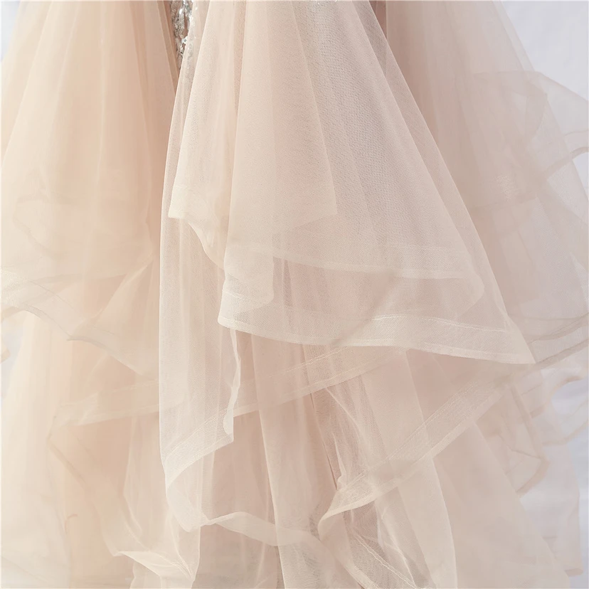 Robe de danse artisanale en filet rigide orné de plumes d'autruche, de perles et de fleurs, confectionnée en maille. view 69