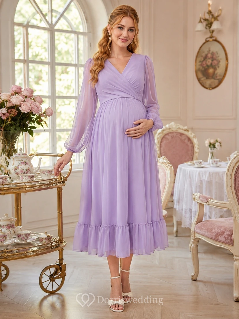 Lavendelfarbenes Umstandskleid aus Chiffon mit Stehkragen, langen Ärmeln und Empire-Länge, Midi-Länge.