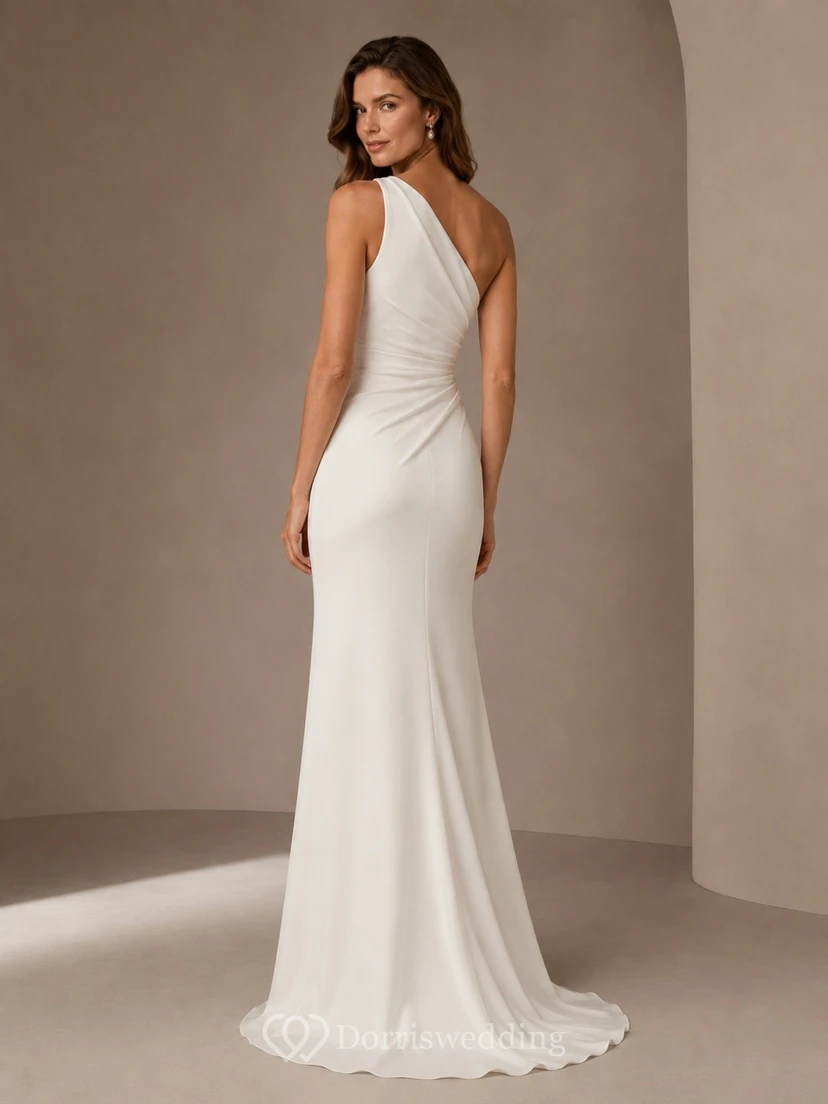Vestido de novia sencillo de un solo hombro, con cintura drapeada y corte recto hasta el suelo. view 2