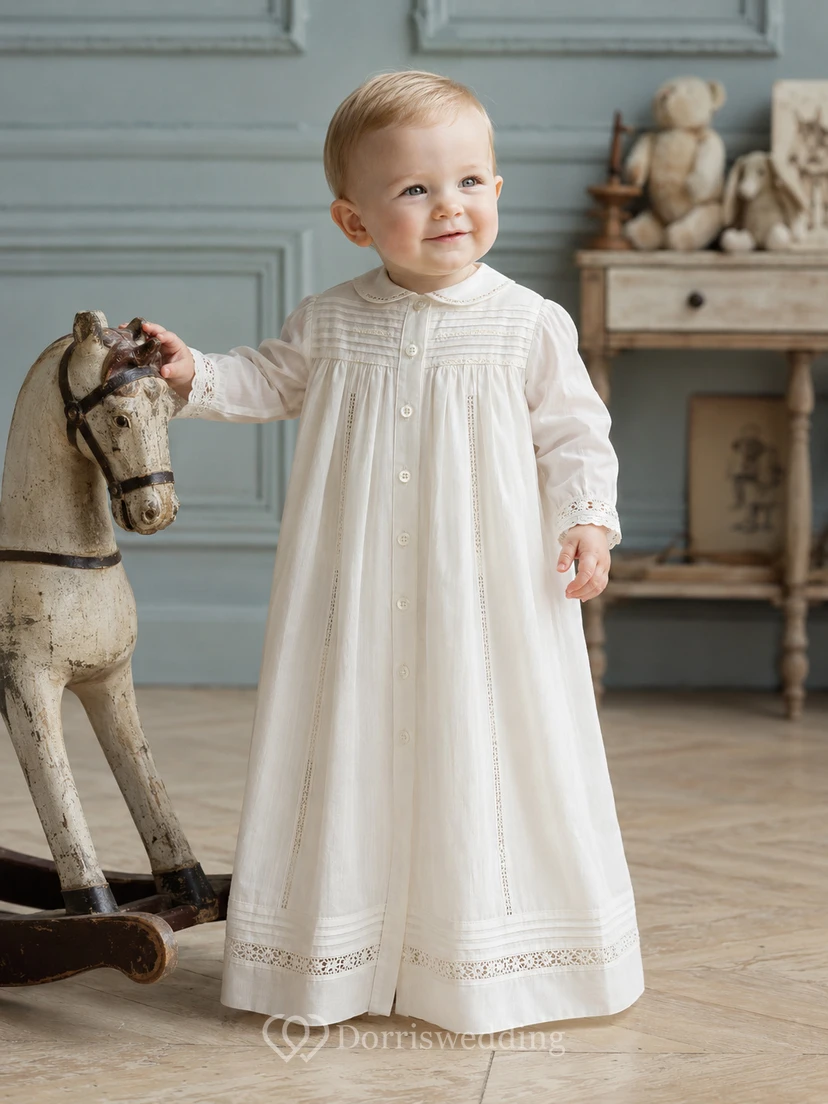 Elfenbeinfarbenes, langärmeliges, traditionelles Taufkleid mit Biesen und Spitze für Jungen