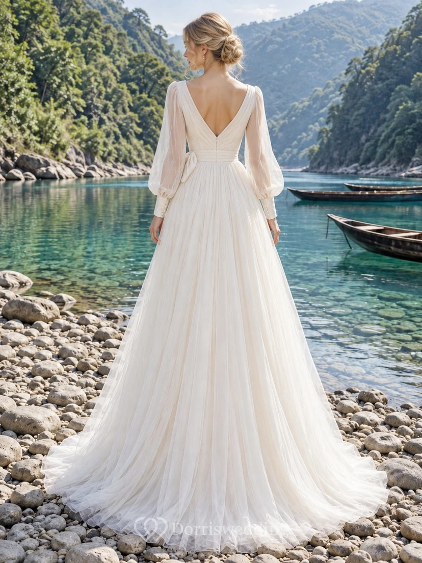 Schlichtes Brautkleid in A-Linie mit V-Ausschnitt, langen Poetenärmeln und gerafftem Tüll view 2