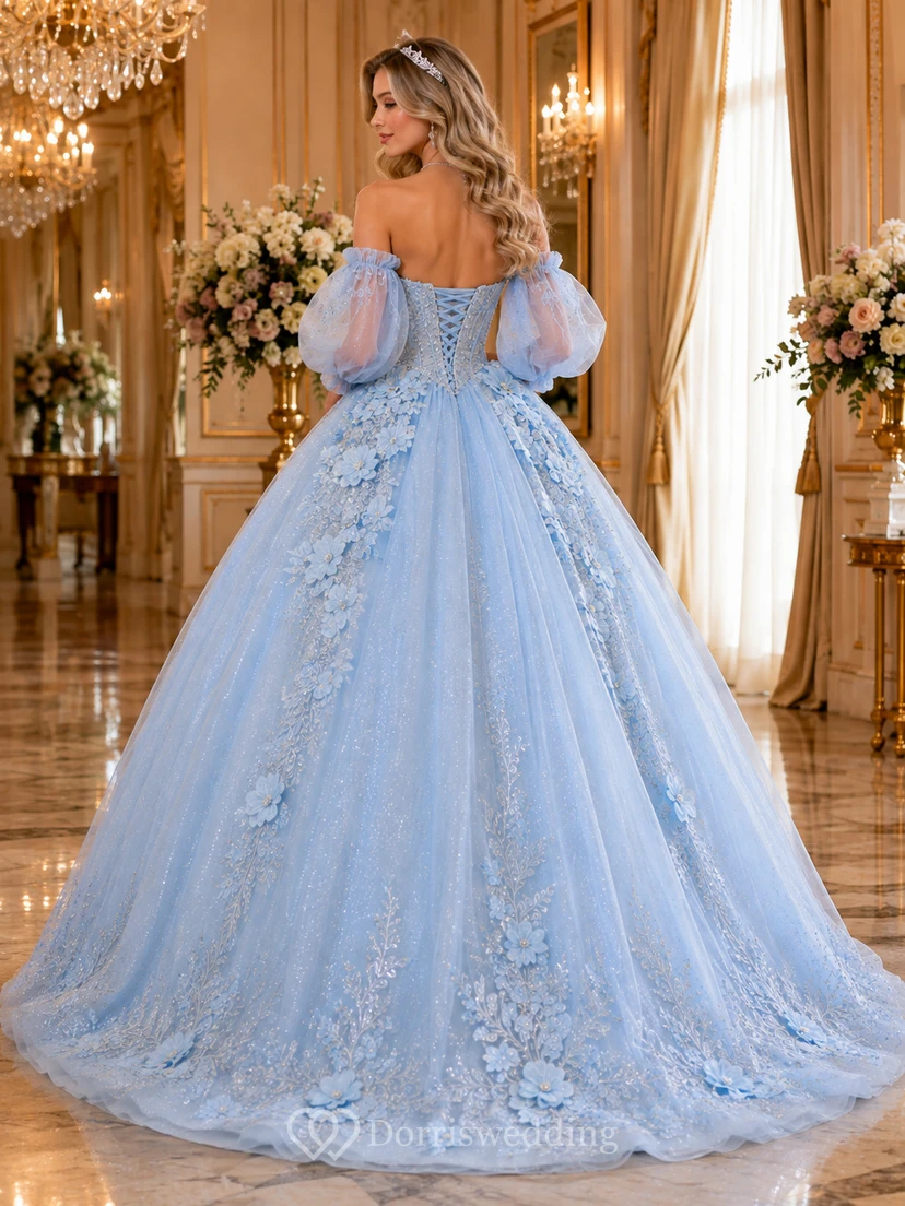 Vestido de quinceañera azul cielo con escote corazón, mangas abullonadas, apliques florales, corsé en la espalda y cola catedral. view 2