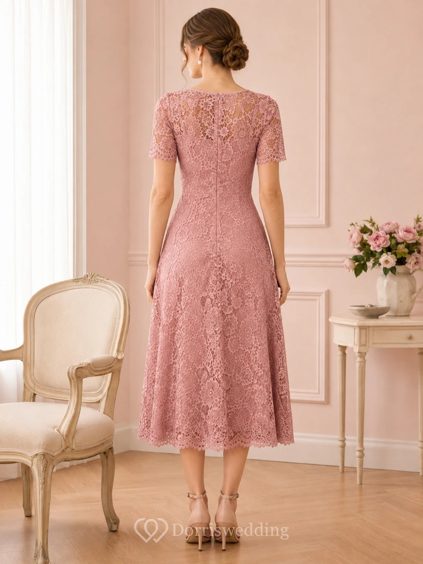 Robe cocktail mi-longue en dentelle florale rose poudré à manches courtes view 2