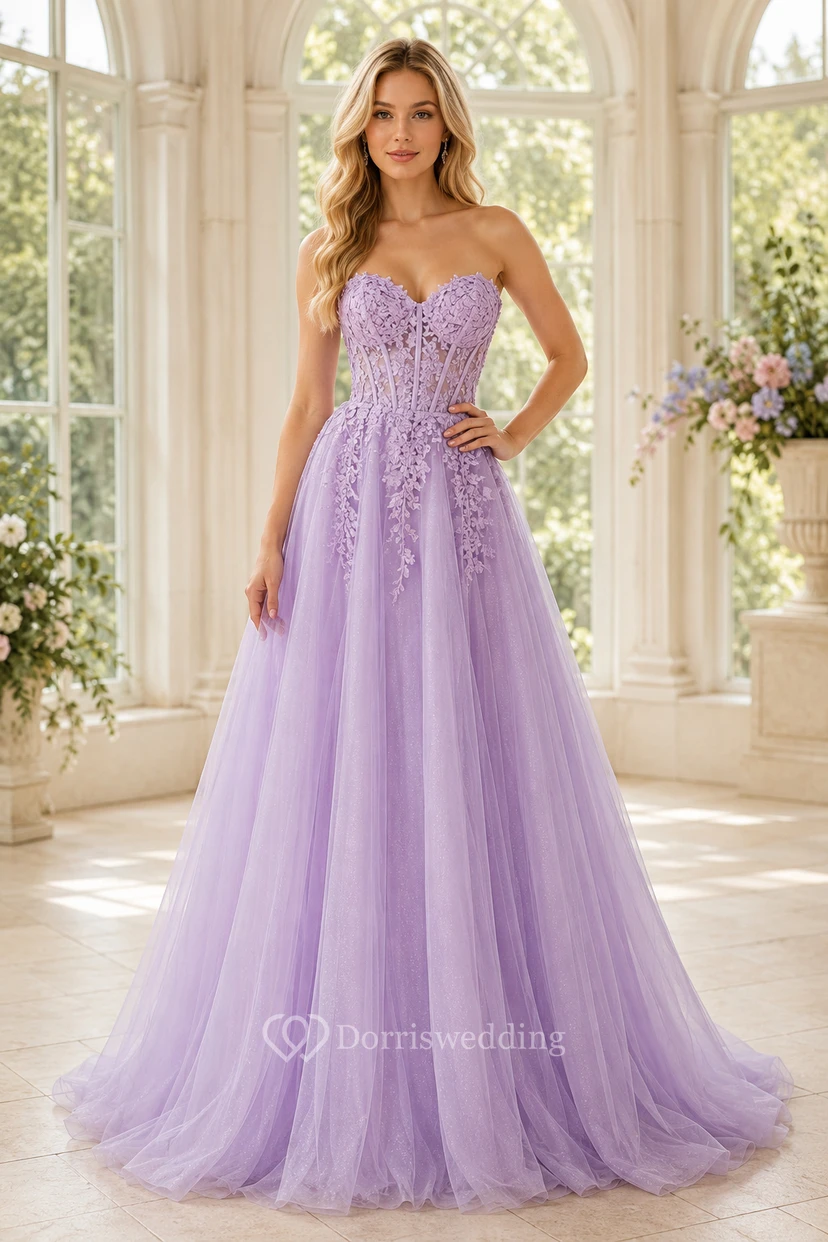Lavendelfarbenes A-Linien-Abendkleid aus Tüll mit floralen Applikationen und herzförmigem Oberteil