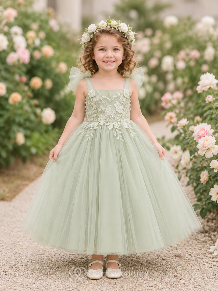 Vestido de niña de flores de corte A con tul y encaje color salvia, cuello joya y falda a la altura de la rodilla.