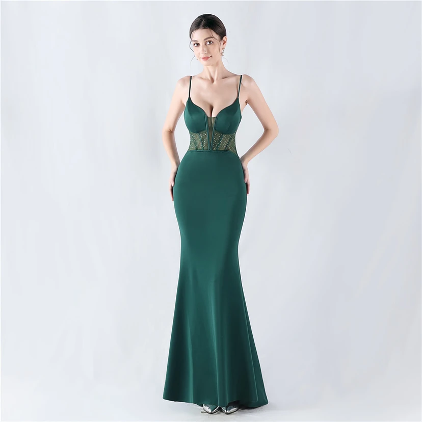 Gilet gainant en maille à motif diamant, robe de soirée sirène à bretelles fines et décolleté en V view 35