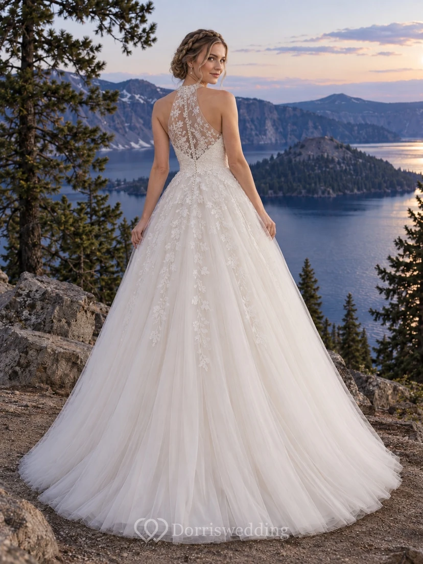 Vestido de novia de gala con cuello alto, apliques de tul y satén con encaje floral y espalda transparente. view 2