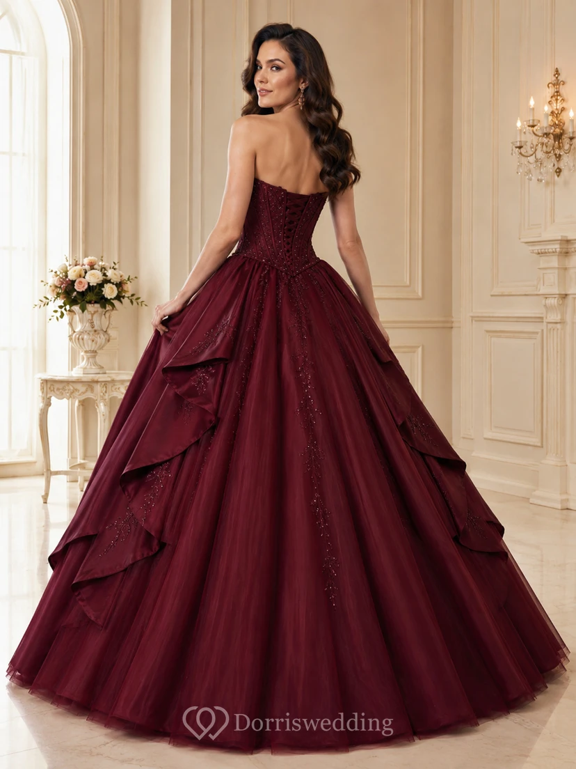 Vestido de princesa de lujo color borgoña sin tirantes con escote corazón y cintura tipo vasco, con capas y estilo princesa para quinceañera. view 2