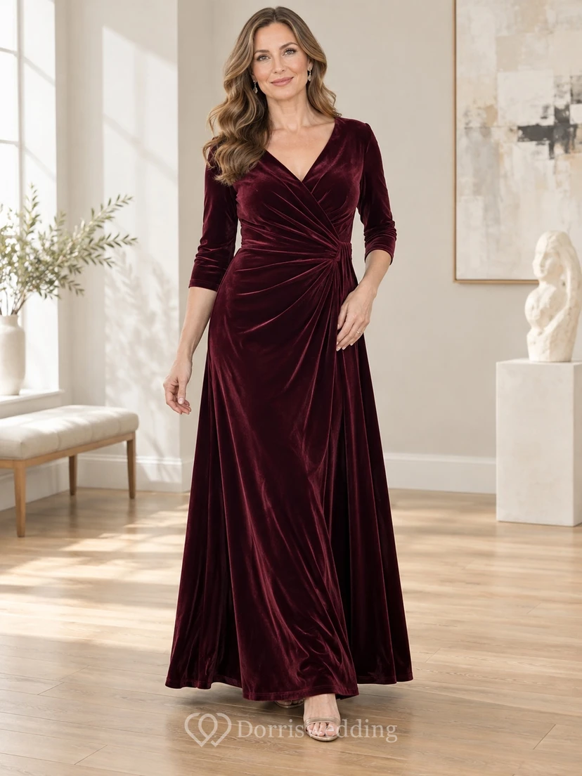 Vestido de noche formal de terciopelo burdeos con escote en V, manga tres cuartos, estilo cruzado y corte en A hasta el tobillo.