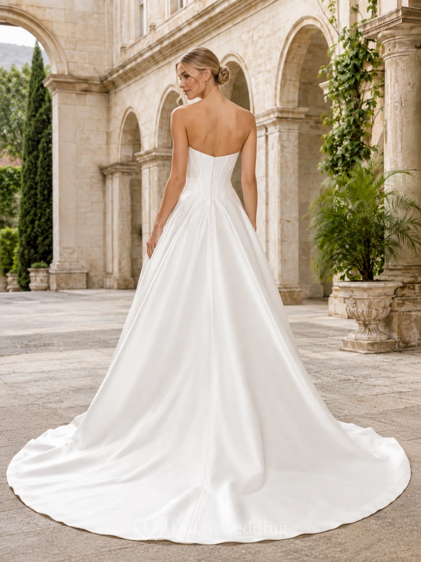 Robe de mariée en satin, coupe trapèze, bustier cœur, traîne view 2