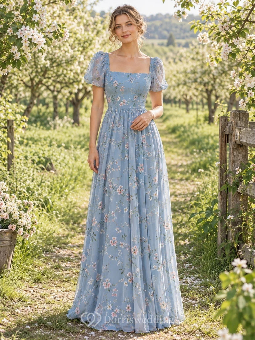 Vestido largo de dama de honor azul cielo con cuello cuadrado y estampado floral, mangas abullonadas, estilo campestre.