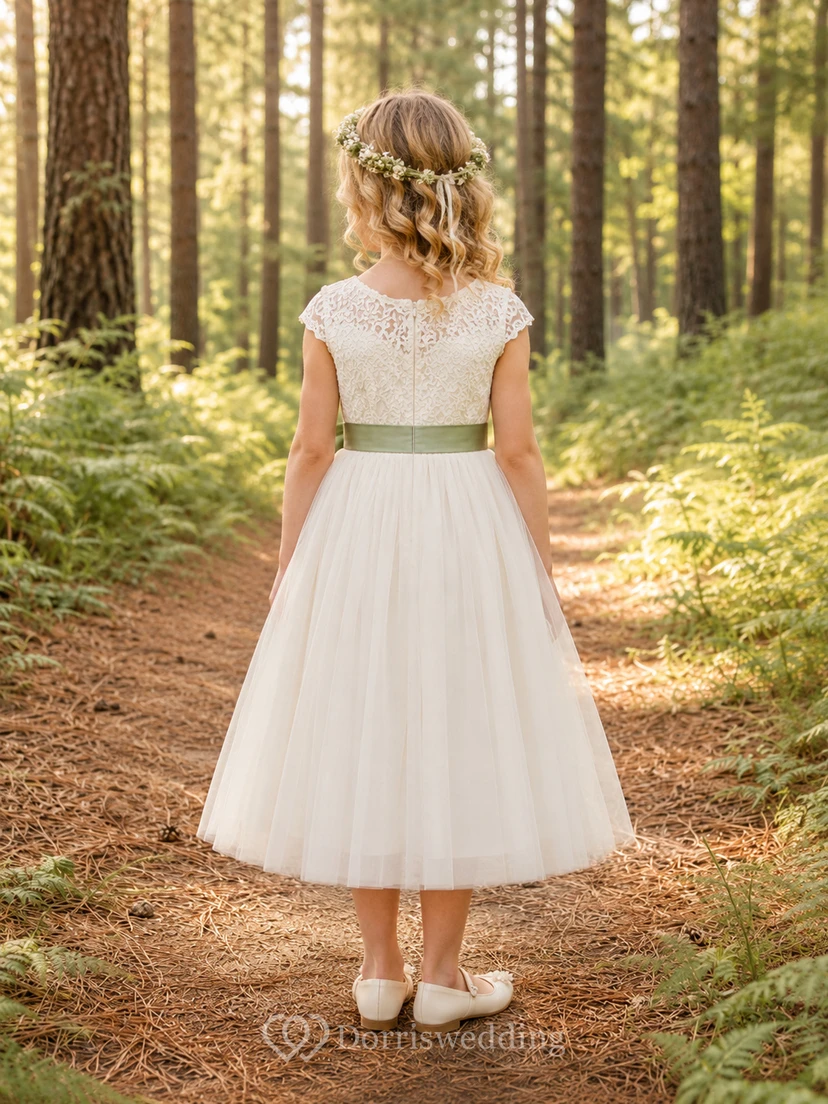 Blumenmädchenkleid in A-Linie mit kurzem Ärmel, Rundhalsausschnitt, wadenlangem Rock und Schärpenverzierung aus Tüll und Spitze mit salbeigrüner Schärpe. view 2