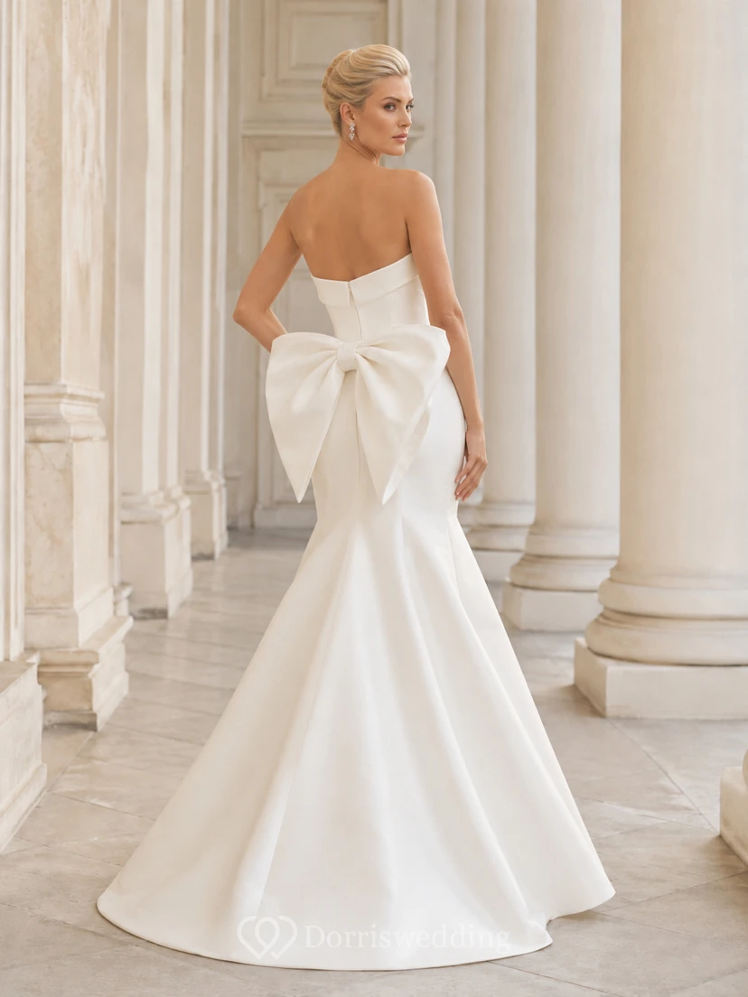 Trägerloses, minimalistisches Brautkleid aus Satin im Meerjungfrauenstil mit skulpturaler Schleife am Rücken und Schleppe view 2
